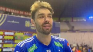 Lucão renova contrato e continua no Cruzeiro como MVP da Superliga 2024/2025