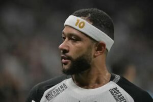 Memphis Depay faz ultimato ao Corinthians por salários atrasados