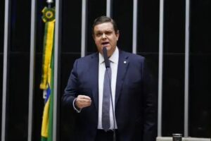Ministro da Previdência Social discute irregularidades em audiência na Câmara