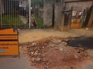 Moradora cadeirante denuncia entulho deixado pela Copasa em Coronel Fabriciano