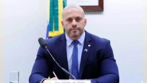 Moraes determina perícia médica para Daniel Silveira antes de cirurgia no joelho