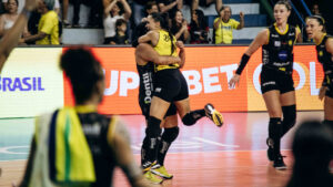 Natinha e Suelen se abraam durante jogo do Praia na Superliga de Vlei (foto: Eliezer Esportes/Praia Clube)