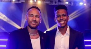 Neymar e Estvo posam para foto juntos (foto: Reproduo/Instagram Estvo)