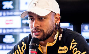 Neymar em entrevista coletiva aps renovao de contrato com o Santos (foto: Divulgao/Santos)