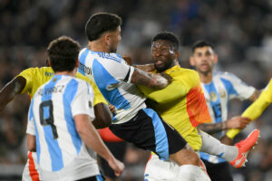 Otamendi, da Argentina, em disputa rspida com Jefferson Lerma, da Colmbia, em jogo pelas Eliminatrias (foto: Luis ROBAYO / AFP)