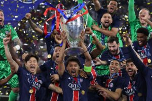 Marquinhos levanta taa de campeo da Champions League (foto: Franck Fife/AFP)