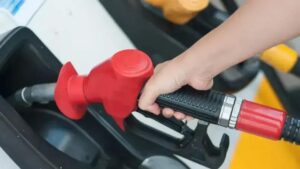 Petrobras anuncia redução de 5,6% no preço da gasolina A para distribuidoras