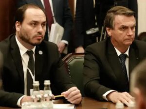 Polícia Federal indiciou Jair e Carlos Bolsonaro em inquérito da 'Abin paralela'