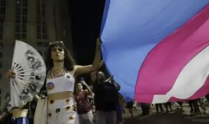 População trans questiona nova idade mínima para terapia hormonal