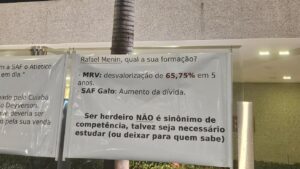 Um dos cartazes afixados na sede da MRV questiona formao de Rafael Menin (foto: Reproduo/Redes sociais)