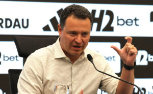 Rafael Menin, scio da SAF do Atltico, gesticula em entrevista coletiva na Arena MRV (foto: Jair Amaral/EM/D.A. Press)