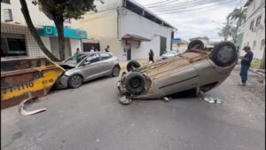 Motorista embriagado capota carro após bater em veículo estacionado em Governador Valadares | Vales de Minas Gerais