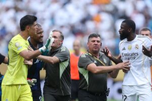 Antonio Rdiger ( dir.)  separado de jogadores do Pachuca em confuso; zagueiro alemo do Real Madrid disse ter sido alvo de ofensas racistas (foto: Richard Pelham/Getty Images via AFP)