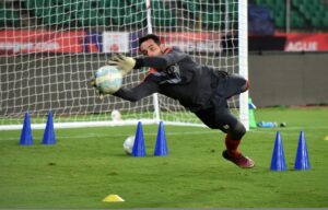 Roberto Volpato em treino pelo Mumbai City, da ndia (foto: AFP / ARUN SANKAR 01/11/2016)