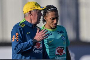 Carlo Ancelotti e Raphinha em treino da Seleo Brasileira (foto: Nelson ALMEIDA / AFP)