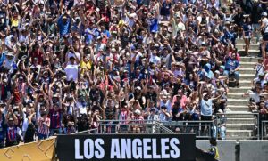Pblico no jogo entre PSG e Atltico de Madrid, no Rose Bowl Stadium, em Los Angeles, na Califrnia (EUA) (foto: Frederic J. Brown / AFP)