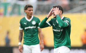 Jogadores do Palmeiras lamentam chances perdidas contra o Porto (foto: CHARLY TRIBALLEAU / AFP)