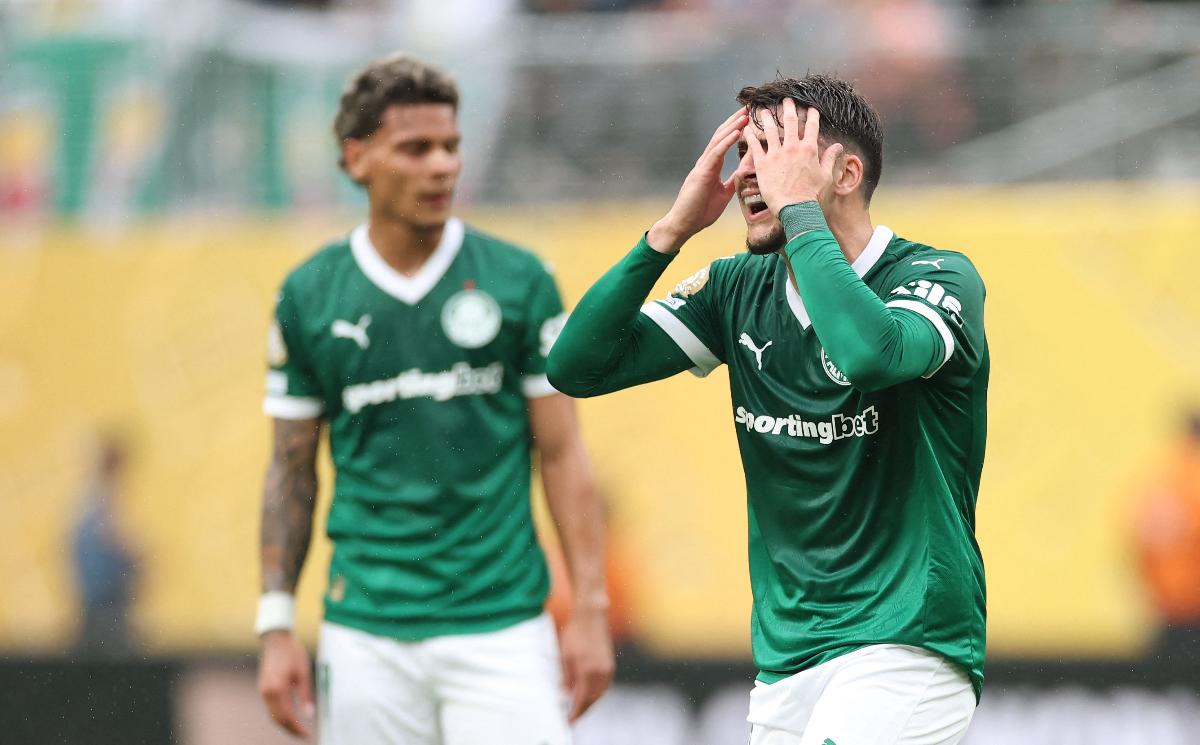 Jogadores do Palmeiras lamentam chances perdidas contra o Porto - (foto: CHARLY TRIBALLEAU / AFP) Jogadores do Palmeiras lamentam chances perdidas contra o Porto - (foto: CHARLY TRIBALLEAU / AFP)