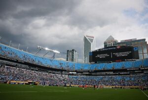 Cu nublado no Bank of America Stadium, em Charlotte, nos EUA (foto: Paul ELLIS / AFP)