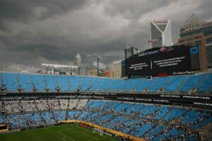 Cu nublado sobre o Bank of America Stadium, em Charlotte, nos Estados Unidos (foto: ANGELA WEISS / AFP)