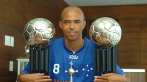 Ricardinho reflete sobre a final do Mundial de 1997: 'Cruzeiro merecia ganhar'