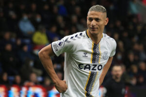 Richarlison iniciou a 'comemorao do pombo' pelo Everton, da Inglaterra (foto: LINDSEY PARNABY/AFP)
