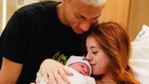 Richarlison e Amanda Araújo celebram a chegada do primeiro filho