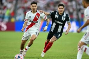 Lance do jogo entre Monterrey e River Plate