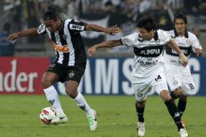 Ronaldinho em ao pelo Atltico contra o Olmpia na final da Libertadores 2013, no Mineiro (foto: ANDRES STAPFF/AFP)