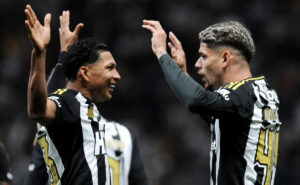Rony e Rubens comemoram gol do Atltico sobre o Internacional, na Arena MRV (foto: Alexandre Guzanshe/EM/D.A. Press)