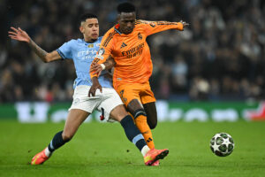 Savinho e Vincius Jnior, atacantes de Manchester City e Real Madrid, em jogo pela Liga dos Campees (foto: PAUL ELLIS/AFP)