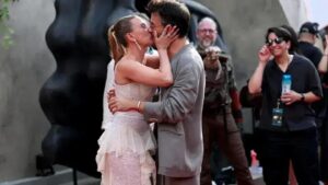 Scarlett Johansson surpreende com beijo em Jonathan Bailey em evento