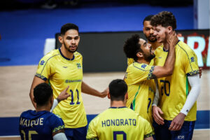 Seleo Brasileira Masculina comemora ponto contra Eslovnia na Liga das Naes de Vlei (foto: Divulgao/FIVB)