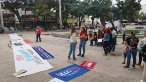 Servidores da educação em Ipatinga protestam contra demissões na Praça 1º de Maio
