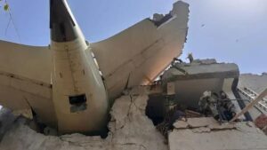 Sobrevivente localizado após queda de avião da Air India na Índia
