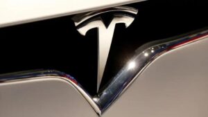 Tesla enfrenta queda histórica após troca de críticas entre Musk e Trump