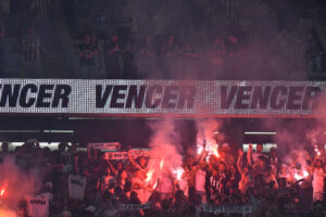 Festa da torcida do Atltico com sinalizadores em 2024 rendeu punio da Conmebol ao clube (foto: Alexandre Guzanshe/EM/D.A Press)