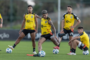 Rubens arrisca finalizao durante treino do Atltico na Cidade do Galo (11/6) (foto: Pedro Souza/Atltico)