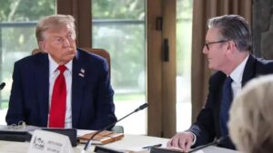 Trump e Starmer firmam novo acordo comercial entre EUA e Reino Unido