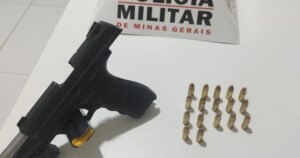 Homem é preso por porte ilegal de arma de fogo após perseguição em Açucena