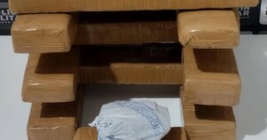 Casal é preso transportando 11 barras de maconha em Timóteo