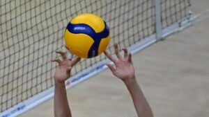 Bola durante jogo da VNL Feminina
