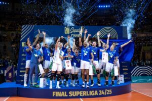 Capito do Cruzeiro, Wallace levanta trofu da Superliga 2025/2026 (foto: Agncia i7/Cruzeiro)