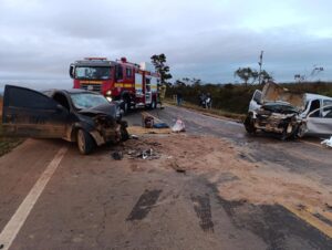 Acidente entre dois carros deixa cinco vítimas na MG-308; uma morreu no local