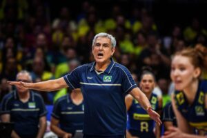 Z Roberto Guimares durante jogo do Brasil na VNL (foto: Divulgao/FIVB)