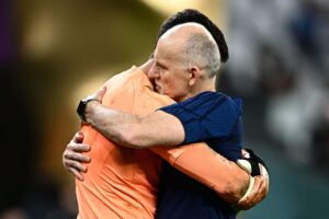 Taffarel abraa o goleiro Alisson em jogo da Seleo Brasileira na Copa do Mundo de 2022 (foto: GABRIEL BOUYS / AFP)