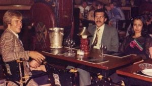 Eamonn O'Keefe (E), o prncipe Abdullah bin Nasser e uma das esposas do prncipe no restaurante Barracuda, em Londres, em 1976