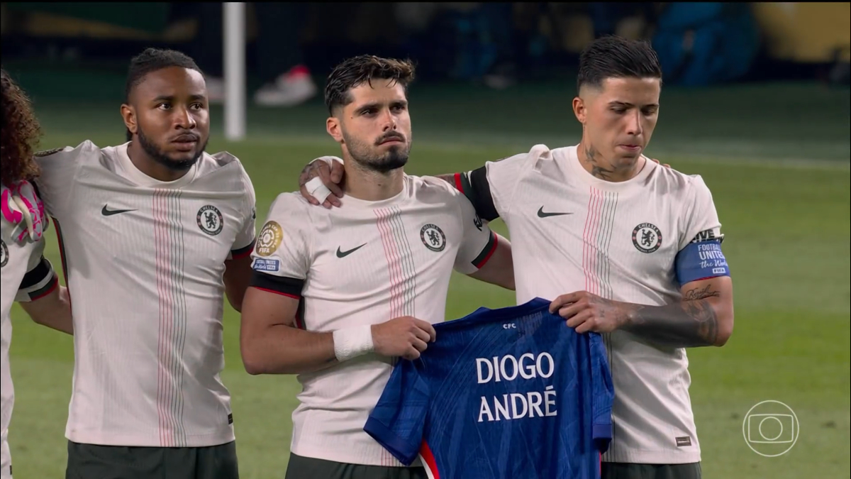 Jogadores do Chelsea, Pedro Neto e Enzo Fernndez com a camisa com homenagem a Diogo Jota e Andr Silva - (foto: Reproduo TV Globo) Jogadores do Chelsea, Pedro Neto e Enzo Fernndez com a camisa com homenagem a Diogo Jota e Andr Silva - (foto: Reproduo TV Globo)