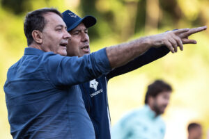 Pedro Loureno e o tcnico Leonardo Jardim em treino do Cruzeiro (foto: Gustavo Aleixo/Cruzeiro)