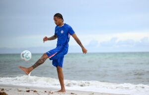 No anncio, Chelsea divulgou vdeo de Joo Pedro na praia e escreveu: 'O garoto do Brasil' (foto: Divulgao/Chelsea)